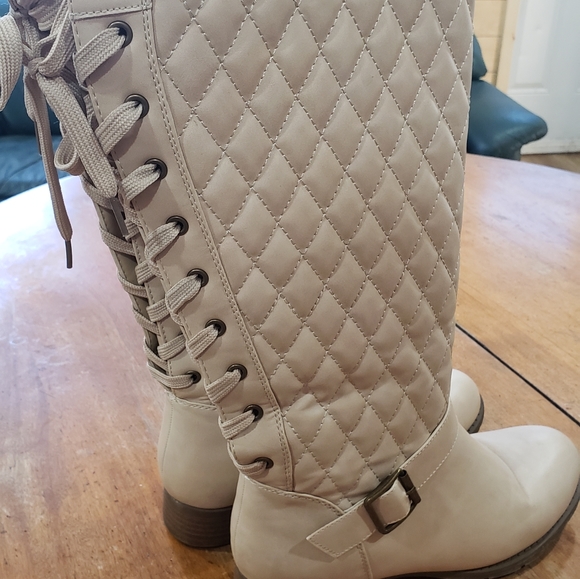 Ladies Cream Size 9 Wide Boots - Picture 2 of 3